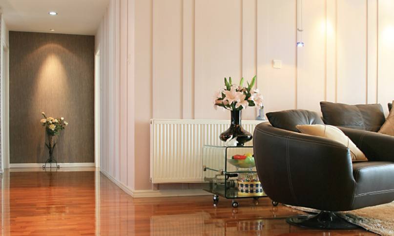     在我們挑選暖氣片時，不僅要看價格，還要看產品和服務，才能避免吃虧上當。

    選擇暖氣片從哪些角度出發?

    1.看材質

    材質影響到產品的使用和壽命。廠家選擇的材質過關，不僅在使用中減少漏水等問題，還能夠延長暖氣片的壽命。用戶在挑選材質時，可以咨詢一下鋼管或銅管的壁厚，一些特殊產品的片頭和壁厚是不同的，片頭需要加厚，才能抵抗住常年侵蝕。材質要求均勻，無凸起，無水波紋。

    2.看安裝

    很多廠家都有自己的安裝隊，或者有固定合作的安裝隊。安裝人員統一持證上崗，經驗豐富。對自己工廠的產品也比較了解，在測量、方案設計中考慮細致全面。暖氣片安裝時噪音小，測量、打孔、懸掛、打壓等步驟齊全考究，接口緊密，管路布局橫平豎直，彎管接頭少。

    3.看工藝

    暖氣片的生產工藝和品牌廠家密不可分。有些不良小廠家采用回收二手暖氣片，簡單去銹刷漆之后再投放市場，雖然暖氣片價格很便宜，但這種暖氣片往往使用不了一兩年就會漏水。真正品質好的暖氣片，往往通過下料、打孔、焊接、組裝、打壓、打磨、噴涂等幾十道精細工序生產而成，后還有嚴格的質檢。這樣的暖氣片使用起來才會安心。

    4.看售后

    正規產品都有相關的質保協議，在質保期內出現質量問題可以免費更換，因為暖氣片的品質問題給用戶造成的財產損失，還可以通過保險賠付。強大妥善的售后不僅是品牌實力的體現，也是產品過硬品質的體現。

    5.看品牌

    一款品牌形成往往需要多少年的沉淀和口碑傳播，才能在市場上占領一席之地。品牌類廠家，不僅有實力在選材、工藝方面投入較高的成本，在后期服務上也有相關的保障。一旦產品出現問題，可以免費更換，出現暖氣片不熱等問題，還可以上門維修。不會出現暖氣片漏水等問題找不到廠家、相互推卸責任等問題。

    挑選暖氣片時，不僅要看價格，還要看產品和服務，才能避免吃虧上當。

    更多資訊盡在鼎格舒適家，免費設計方案和報價。鼎格舒適家www.hbrskj.com(全稱四川鼎格舒適家科技有限公司)是知名成都地暖公司，專業提供地暖，暖氣片，中央空調，新風，凈水系統的銷售，設計，安裝等服務。